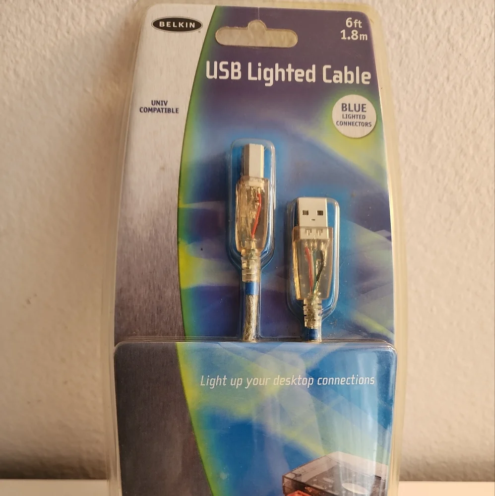 Belkin USB Lighted Cable In Blue. Brand new in factory sealed case. Cool light